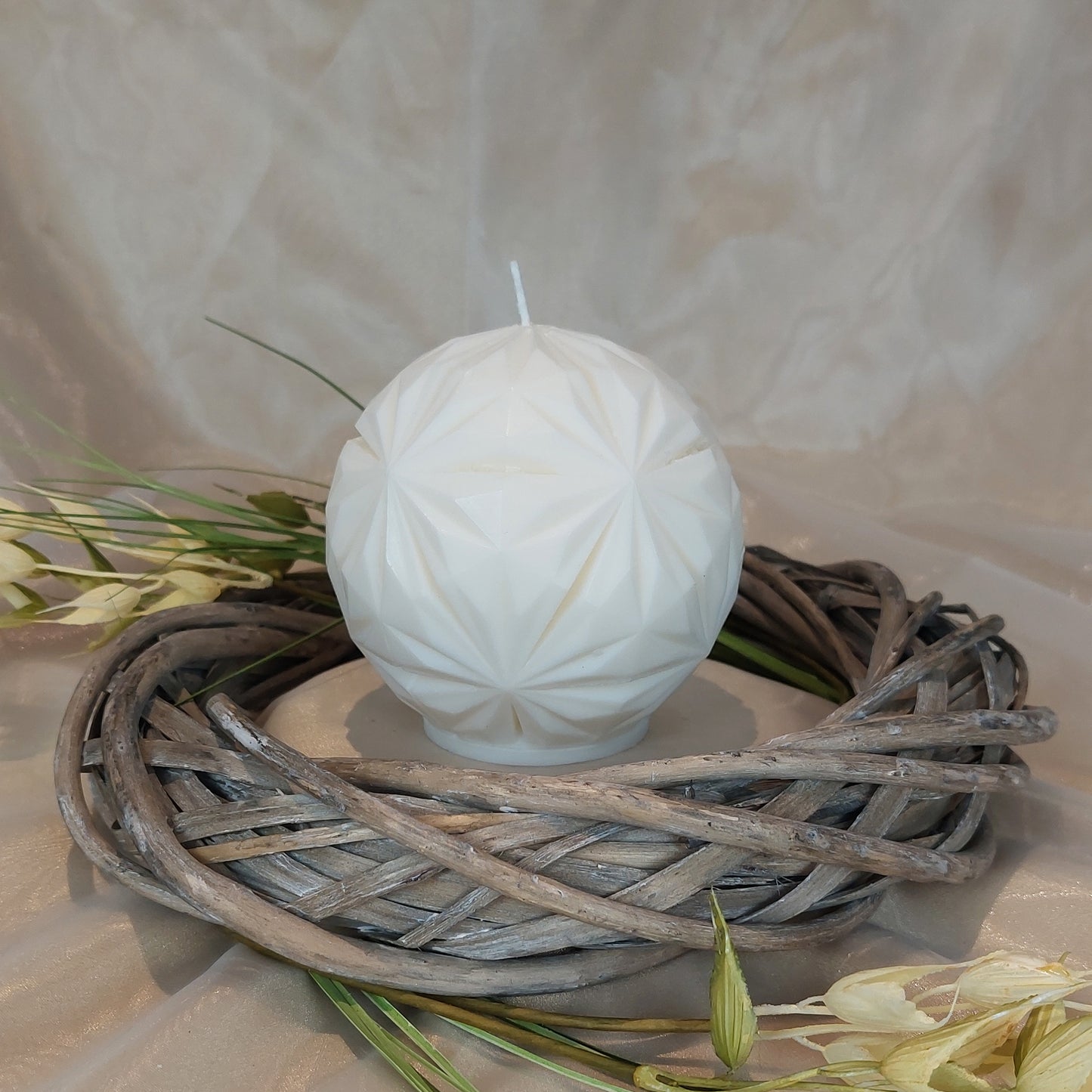 Perspective view of the Starburst in wood wreath